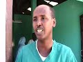 n 2007, mogadiscio a �t� le th��tre d'affrontements intenses opposant les forces du gouvernement f�d�ral de transition, soutenues par l'arm�e �thiopienne, et les combattants des tribunaux islamiques. les h�pitaux sont utilis�s au maximum de leurs capacit�s. les chirurgiens des h�pitaux de madina et keysaney ont trait� plus de 4000 bless�s de guerre, deux fois plus qu'en 2006. ce film montre le combat extraordinaire des chirurgiens pour la vie au milieu de la guerre.