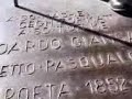 giacchetto di vagno attaccato alla statua del 