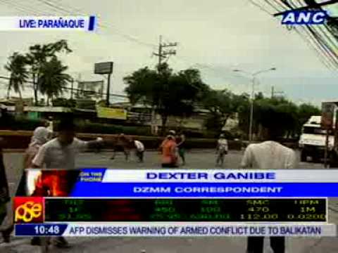 DZMM's Dexter Ganibe: Sarado ang buong Sucat Rd. Dala ng mga residente ang kanilang mga bato.