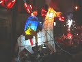 Son las 7 dela noche del 27 de julio. En Llata estamos viendo el Paseo de Antorchas por la Plaza de Armas de la ciudad. Observemos el arte que tienen los alumnos de las diferentes Instituciones Educativas para hacer sus faroles respectivos.