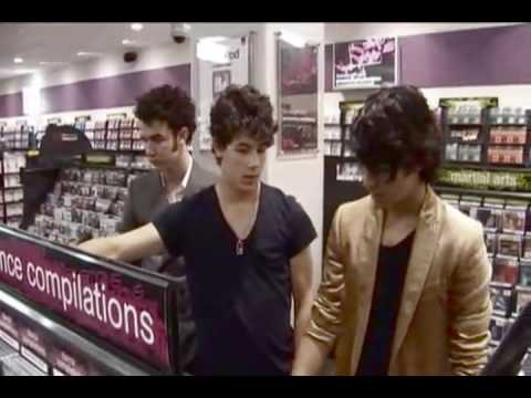 Jonas Brothers anunciando Chiquita Banana. Video Imagen de previsualización de YouTube