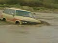 AUTO ESCAPANDO DE UNA INUNDACION AUTO ESCAPANDO DE UNA INUNDACION