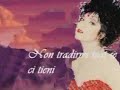 Siamo qui, senza un vero perchéCon la voglia di scappareMa restiamo abbracciatiFino a quando verrà il momento di partire