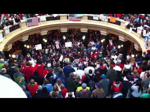 Miles marcharon en Wisconsin contra recortes en sus beneficios laborales