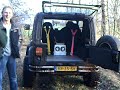 Jeep Wangler ruig crossen in het bos Jeep Wangler ruig crossen in het bos