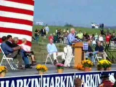 Dodd speaks at the Harkin Steak Fry
