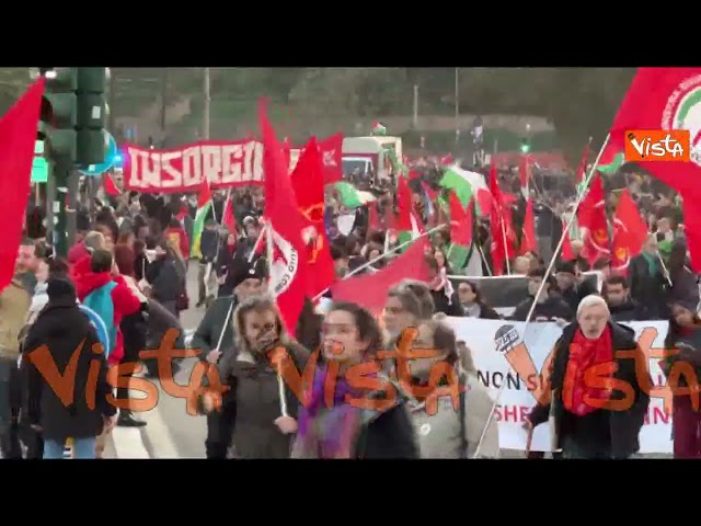 "Stop genocidio", il corteo pro Palestina sfila per le vie di Roma
