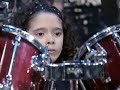 Menina de 6 anos toca bateria no Programa do Jô