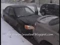 Glibberen, glijden en botsen met de auto in de sneeuw Glibberen, glijden en botsen met de auto in de sneeuw