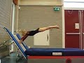 Denice kaatsen tot buiklig schuine trampo Denice kaatsen tot buiklig schuine trampo