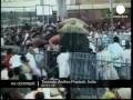 Elefante loco en la India. http://www.youtube.com/watch?v=qJPZ14_vh0w