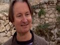 Análises científicas realizadas em ossuários de pedra calcária e evidências físicas encontradas em uma tumba de dois mil anos, em Talpiot, Jerusalém, indicam que essa sepultura pode ter contido os restos mortais de Jesus de Nazaré e sua família. Este documentário inédito, assinado pelos cineastas James Cameron e Simcha Jacobovici, revela com exclusividade o que pode se tratar do maior achado arqueológico da História. A produção apresenta as últimas evidências sugeridas por especialistas renomados internacionalmente, baseadas em inscrições em aramaico, análises de DNA, ciência forense, arqueologia e estatística. Entre as maiores descobertas relatadas pelo programa, está a evidência de que Jesus e Maria Madalena possam ter concebido um filho chamado Judas. Segundo o documentário, a tumba de Talpiot continha, originalmente, 10 ossuários, nove dos quais ainda estão sob a guarda da instituição Israel Antiquity Authority (IAA  Autoridade de Antigüidades Israelense). Seis dessas caixas, datadas do primeiro século d.C., apresentam inscrições com nomes que constam do Novo Testamento — Jesus, filho de José, Maria, Maria Madalena,  Mateus, José e Judas, filho de Jesus.  Obs: Este video foi editado pelo Discovery Channel Brasil, no entando, os cortes não prejudicam no entedimento e qualidade do video.Audio: PT-BR