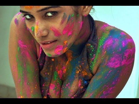 Watch Video: Poonam Pandey celebrates Holi