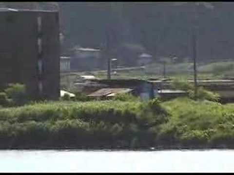 幽霊ビルに消えていく特急きのさき
