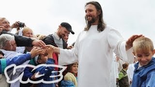 酒タバコを禁じ完全菜食主義の生活、ロシアのカルト教祖 1/3