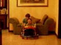 Santi y Dani jugando con andadera