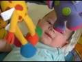 videos de Ava grabbing toys