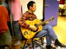Meester Gerard speelt Gitaar