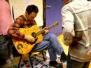Meester Gerard speelt Gitaar
