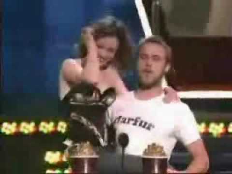 notebook - Rachel McAdams and Ryan Gosling win Best Kiss award at the MTV movie awards, this is so amazing i really love the notebook and this just topped it off perfec...