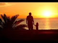 El día que Gordon Mills le pidió a Gilbert o'Sullivan que cuidase de su hija de tres años mientras él y su mujer salían a cenar, el más famoso de los cantautores irlandeses ni siquiera lo dudó un minuto. Eran amigos. Gordon era para él como un segundo padre. Y Clair... Clair era una niña adorable. A Gilbert le encantaba pasar tiempo con ella; jugando, haciendo los deberes, cantando... Gilbert contó una vez que aquella noche en la que Mills y su esposa salieron a cenar, la hija del matrimonio ...