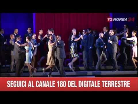 petruzzelli - BARI PETRUZZELLI RIGOLETTO il ducato di mantova diventa una città contemporanea il buffone di corte un uomo in giacca e cravatta ecco il rigoletto di verdi s...