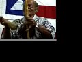 Mestre gigante tocando samba de roda Mestre gigante tocando samba de roda