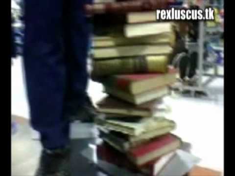 Una tienda por departamentos perforó decenas de libros para usarlos de adorno