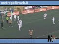14-12-2008 - www.metropolisweb.itUna sfortunata Juve Stabia non riesce a conquistare la meritata vittoria contro il Foligno nell'esordio in panchina di mister Bonetti.Il brutto e sfortunato periodo che stanno attraversando le vespe sembra non aver fine.Nonostante la buona e convincente prestazione, gli uomini di mister Bonetti devono rimandare lappuntamento con la vittoria.Lincontro è stato sempre condotto dagli stabiesi sin dalle battute iniziali. Al 39' del primo tempo, Grieco, dal limite dellarea di rigore, lascia partire un tiro di destro che viene miracolosamente deviato in angolo dal portiere Ripa, grazie ad uno stupendo colpo di reni. Al  40' Radi, con un forte tiro sinistro, colpisce lincrocio dei pali, a portiere battuto. Nel secondo tempo la squadra stabiese è ancora più grintosa e determinata. Dopo appena 7 minuti i gialloblè hanno loccasione per realizzare la rete del meritato vantaggio : paurosa mischia in area del  Foligno con la palla che termina prima ad Artistico e poi a Monticciolo ma nessuno dei due riesce a spedire la palla in rete stante i prodigiosi interventi del portiere ospite. Al 25 la doccia fredda : nellunica occasione veramente pericolosa il Foligno passa in vantaggio a seguito di una tiro dalla distanza di Mandorlini che sinsacca alla destra dellincolpevole Brunner. La Juve Stabia non ci sta e dopo lo sbandamento inziale, nel corso del quale si espone a qualche contropiede ospite, ottiene il pareggio  con Grieco il quale di destro, dopo uno scambio con Peluso, indirizza la sfera allincrocio dei pali. Assedio finale degli stabiesi che chiudono il Foligno nella propria area di rigore alla ricerca disperata della rete del vantaggio che gli viene negata dal portiere Ripa che alla fine risulterà il migliore in campo. Juve Stabia (4-3-3): Brunner, D'Ambrosio (dal 36'st Barbosa) , Radi, Ametrano, Geraldi, Maury, Capparella (dal 15' st Peluso), Monticciolo, Artistico (dal 15' st Morello), Grieco, Amore. A disposizione : Della Corte, Gritti, Marino, Mineo.  All. Dario Bonetti. Foligno (4 -3-1-2) : Ripa, Pencelli, Fiuzzi, Guastalvino, Petterini, Mandorlini, Lispi (dal 20' st Baldanzeddu),  Furiani, Coresi, Turchi, De Paula. A disposizione : Palanca, Buscaroli, Caldarelli,Cotza,De Stefano,Signori  All.: Indiani. Arbitro: sig.Vincenzo Manna di Isernia, Assistenti,  Belcastro di Taurianova e Bagnato di Reggio Calabria Ammoniti : al 33 1 t Fiuzzi (Foligno); al 36 2 t Amore (J.Stabia) Marcatori : 27' st Mandorlini (Foligno), 44' st Grieco (Juve Stabia) Note: Giornata piovosa con terreno in erba artificiale scivoloso. spettatori paganti 232 per un incasso di 2148,00 euro più 1461 abbonati per una quota di euro 14484,89. Presenti in curva Ferrovia circa 20 tifosi provenienti da Foligno. Calci dangolo 13 a 2 per la Juve Stabia. Recupero 6  (1 + 5) . fonte: ssjuvestabia.it