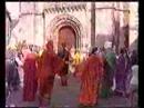 il fait danser sur des airs m�di�vaux et renaissance au son de sa flute � trois trous tambour