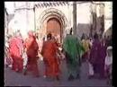 il fait danser sur des airs m�di�vaux et renaissance au son de sa flute � trois trous tambour