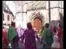 il fait danser sur des airs m�di�vaux et renaissance au son de sa flute � trois trous tambour