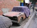 أمل دنقلسفر التكوين(الإصحاح الأول)في البدء كنت رجلا.. وامرأة.. وشجرة. كنتُ أباً وابنا.. وروحاً قدُسا. كنتُ الصباحَ.. والمسا.. والحدقة الثابتة المدورة. ... ... ... وكان عرشي حجراً على ضفاف النهر وكانت الشياه.. ترعى، وكان النحلُ حول الزهرُ.. يطنُّ والإوزُّ يطفو في بحيرة السكون، والحياة.. تنبضُ - كالطاحونة البعيدة! حين رأيت أن كل ما أراه لا ينقذُ القلبَ من الملل! * * *(مبارزاتُ الديكة كانت هي التسلية الوحيدة في جلستي الوحيدة بين غصون الشجر المشتبكة! ) (الإصحاح الثاني)قلتُ لنفسي لو نزلت الماء.. واغتسلت.. لانقسمت! (لو انقسمت.. لازدوجت.. وابتسمتْ)وبعدما استحممت.. تناسجَ الزهرُ وشاحاً من مرارة الشفاهْ لففتُ فيه جسدي المصطكّ. (وكان عرشي طافيا.. كالفلك)ورف عصفور على رأسي؛ وحط ينفض البلل. حدقت في قرارة المياه.. حدقت؛ كان ما أراه.. وجهي.. مكللا بتاج الشوك