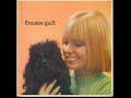 jumpy little song released in 1965 as part of the l'am�rique - on se ressemble toi et moi - nous ne sommes pas des anges - le temps de la rentr�e extended play 45 rpm disc (philips 437.125 be)
moi j'aimerai longtemps
lorsque reviens le temps
le temps de la rentr�e

les vacances et la vie
nous avais s�par�s
je vais te retrouver

moi j'aimerai toujours
emmenant mon amour
le temps de la rentr�e

il va me redonner
nos baisers envol�s
dans le grand ciel d'�t�

je ne pensais sur les rochers
et les plages ensoleill�es
qu'� toi � la rentr�e

toi tu �tais partis
aux �les canaries
moi pr�s de saint-tropez

ces vacances perdues
qui n'en finissaient plus
sont enfin termin�es

je comptais sur mes doigts
les heures qui me restaient
me s�parant de toi

surtout les jours de pluie
et dieu sait s'il a plu
au paradis perdu

dans un baiser je te redis
ch�ri il n'y a pas
de vacances sans toi

d�j� le vent d'automne
les feuilles qui frissonnent
me rapprochent de toi

et quand viendra l'hiver
qu'est-ce que �a peut me faire
moi j'ai chaud dans tes bras

si l'on se moque de moi
si les gens n'aiment pas
lorsque finit l'�t�
moi j'aimerai toujours
emmenant mon amour
le temps de la rentr�e
le temps de la rentr�e
le temps de la rentr�e