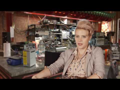 Ghostbusters (2016): Kate McKinnon “Jillian Holtzmann” Behind the Scenes Movie Interview