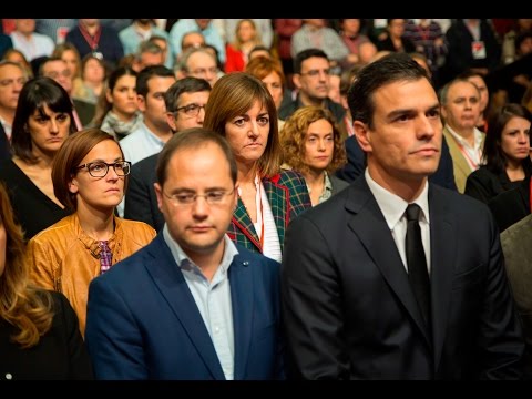 Idoia Mendia durante el minuto de silencio que se ha guardado en la Conferencia Poltica del PSOE en solidaridad con las vctimas de los atentados de Pars. [Foto: Socialistas Vascos]