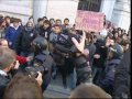 Vídeo que demuestra que los estudiantes de las protestas no son esos angelitos de 14 y 15 años. Parece que tienen algún año que otro más y que su representante les llama a la lucha: sangre y fuego. Manifestación pacifista en estado puro...