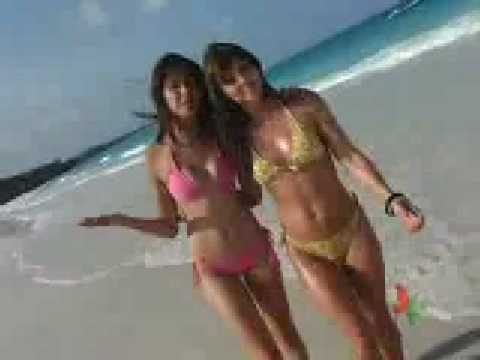 chicas desnudas - aca les muestro unas chicas que estan de pelos bañandose en la playa de cancun mexicooo.....