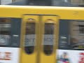 U7 mit dem Straßenverkehr an der Hohenheimer Straße