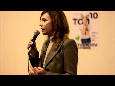 Алёна Долецкая читает лекцию на Kiev Fashion Days