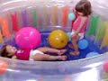 Nana_e_Beta_Brincando_no_pula-pula.3gp