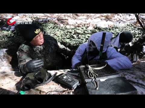 특전사 - 김요환 육군참모총장이 새해 첫 날인 1일 강원도 황병산에서 혹한기 훈련중인 특전사 장병들을 격려했다. 김 총장이 비트(참호)안에서 밖의 상황을 잠만경을 이용해 확인하고 있다....