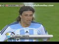 cortesia: directv argentina y tyc-sports
relatos: pablo giralt
comentarios: juan pablo varsky 

sufrir para despu�s disfrutar
argentina sac� ventaja en el primer tiempo y aguant� la embestida final de costa de marfil para ganar 2-1 y picar en punta en el grupo c

argentina, con una trabajada victoria por 2-1 sobre costa de marfil, dio el primer paso para comenzar a so�ar, para ilusionarse con un equipo que se muestra compensado y supo solventar con oficio las acometidas del rival. en hamburgo se vivi� un duelo apasionante: un choque de estilos que se decant� del lado argentino por tradici�n, por el peso que deja la experiencia en grandes competiciones.

porque costa de marfil demostr� en el arranque por qu� muchos la citan como posible sorpresa del mundial. es un tren de alta velocidad, que arrolla al rival con un ritmo imposible, con una apreciable t�cnica y series de 100 metros que a duras penas puede resistir el adversario. por eso sufri� al comienzo el conjunto de jos� pekerman, que apenas tuvo la pelota en la primera mitad. le costaba a juan rom�n riquelme poner la pausa y javier mascherano y esteban cambiasso no encontraban la forma de frenar el vendaval africano.

y, sin embargo, argentina lleg� al descanso con m�s de medio partido ganado. primero, por la concentraci�n defensiva de su zaga, donde fabi�n ayala se multiplic� en el cruce y gabriel heinze hizo el trabajo sucio en el cuerpo a cuerpo con didier drogba y, despu�s, por la capacidad de su ataque para aprovechar los despistes del rival. tuvo costa de marfil media docena de llegadas claras al arco de roberto abbondanzieri y, al contrario, fue el conjunto albiceleste el que ingres� en el vestuario con una ventaja de dos tantos, que pudo ser mayor si el �rbitro hubiese concedido un 