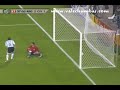 cortesia: directv argentina y tyc-sports
relatos: pablo giralt
comentarios: juan pablo varsky 

sufrir para despu�s disfrutar
argentina sac� ventaja en el primer tiempo y aguant� la embestida final de costa de marfil para ganar 2-1 y picar en punta en el grupo c

argentina, con una trabajada victoria por 2-1 sobre costa de marfil, dio el primer paso para comenzar a so�ar, para ilusionarse con un equipo que se muestra compensado y supo solventar con oficio las acometidas del rival. en hamburgo se vivi� un duelo apasionante: un choque de estilos que se decant� del lado argentino por tradici�n, por el peso que deja la experiencia en grandes competiciones.

porque costa de marfil demostr� en el arranque por qu� muchos la citan como posible sorpresa del mundial. es un tren de alta velocidad, que arrolla al rival con un ritmo imposible, con una apreciable t�cnica y series de 100 metros que a duras penas puede resistir el adversario. por eso sufri� al comienzo el conjunto de jos� pekerman, que apenas tuvo la pelota en la primera mitad. le costaba a juan rom�n riquelme poner la pausa y javier mascherano y esteban cambiasso no encontraban la forma de frenar el vendaval africano.

y, sin embargo, argentina lleg� al descanso con m�s de medio partido ganado. primero, por la concentraci�n defensiva de su zaga, donde fabi�n ayala se multiplic� en el cruce y gabriel heinze hizo el trabajo sucio en el cuerpo a cuerpo con didier drogba y, despu�s, por la capacidad de su ataque para aprovechar los despistes del rival. tuvo costa de marfil media docena de llegadas claras al arco de roberto abbondanzieri y, al contrario, fue el conjunto albiceleste el que ingres� en el vestuario con una ventaja de dos tantos, que pudo ser mayor si el �rbitro hubiese concedido un 