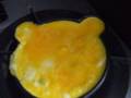 Omelet made with Mr. bear's frying-pan - クマさんフライパンで玉子焼きを作る