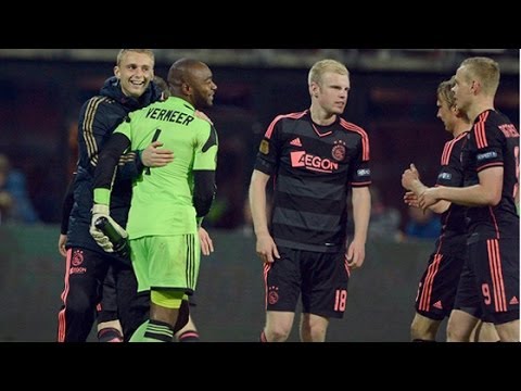 AZ - Al na een half uur kwam Ajax met tien man te staan tegen AZ vanwege een rode kaart van Joel Veltman. Kenneth Vermeer keerde echter de penalty. Lasse Schone s...