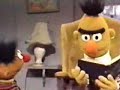 Bert is een bombrief aan het lezen...