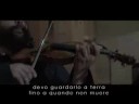 anche se si distanzia parecchio dal mio genere musicale questa canzone � davvero bella e ci porta a riflettere....