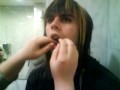 Victor haciendose el pircing en el baño de renfe xD