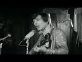 ard-sendung vom 16.07.08,  22:45 uhr

allein auf der b�hne, ein mann und seine gitarre - so kennt man reinhard mey, liedermacher, troubadour. mey f�hrt im film an orte, die meilensteine in seinem leben und seiner laufbahn waren: der pariser chansontempel 'bobino', aber auch die schule, wo er als teenager in der turnhalle auftrat. oder auf burg waldeck, wo er zur zeit der 68er studentenunruhen beim chansonfestival sang. in gespr�chen mit seinen kindern, kollegen und freunden, dem franz�sischen autor, s�nger und komponisten georges moustaki, aber auch mit g�tz alsmann, klaus hoffmann, anna loos, jan josef liefers und claudia roth entstand ein facettenreiches bild des s�ngers, komponisten und poeten reinhard mey